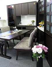 店内に並ぶ家具