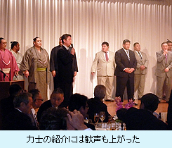力士の紹介に歓声が上がった