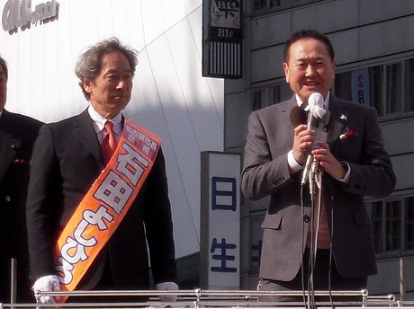 石田芳弘氏の応援を行なうタレント・坂東英二さん