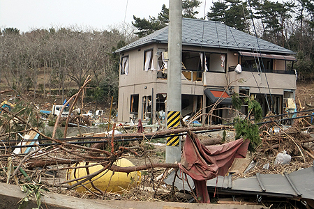 窓ガラスがすべて割れた家屋