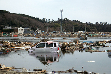 水たまりの中に放置された車