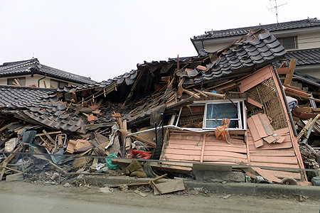 倒壊した家屋もそのままの状態