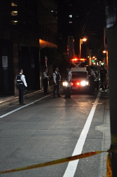 警察官が立ち入り禁止を設けて厳戒態勢を敷いた