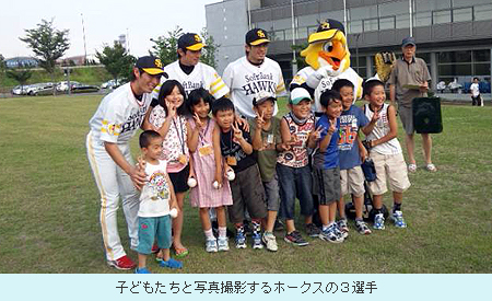 子どもたちと写真撮影するホークスの３選手
