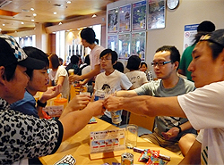 出来たてのビールで乾杯する留学生