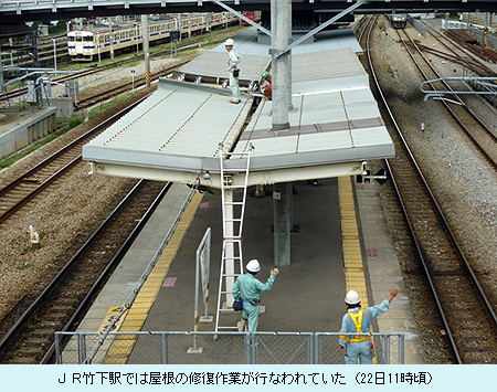 JR竹下駅では屋根の修復作業が行なわれていた