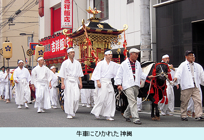 牛車にひかれた神輿.jpg