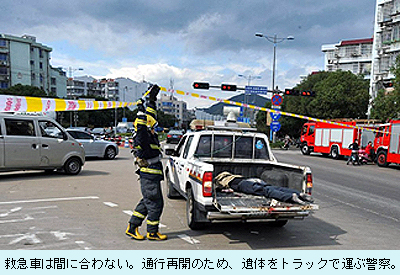 遺体をトラックで運ぶ警察。.jpg