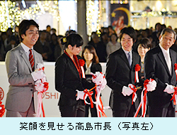 笑顔を見せる高島市長