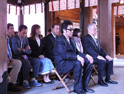 コロッケ、喜劇の舞台櫛田神社に祈願