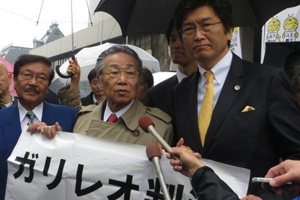 （左から）久保利英俊、升永英俊、伊藤真各弁護士（写真は、2015年３月19日、東京高裁前）