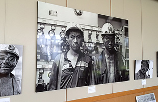 炭鉱労働者の様々な姿を捉えた鵜沼氏の写真