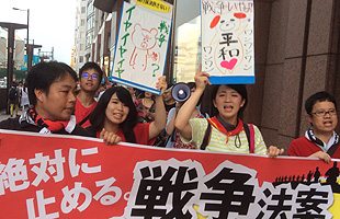 安保法制反対を訴えてデモ行進する若者ら＝７月19日、福岡市・天神