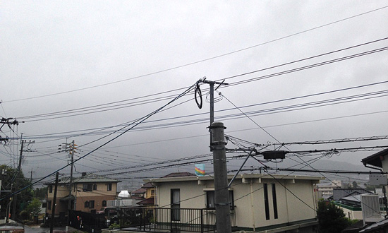 福岡市　9：00　厚い雲に覆われ油山が見えない