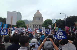 安保法案に反対し国会前を埋める人たち＝8月30日