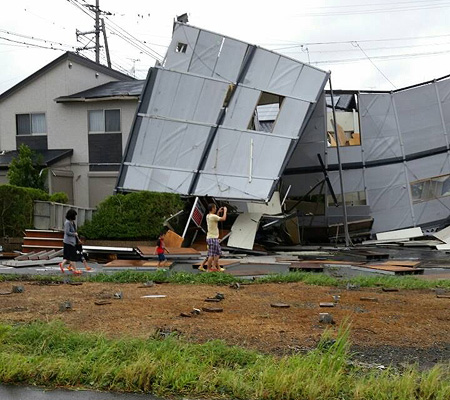 熊本県菊陽町　9：00　倒壊したプレハブ