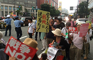戦争法案に反対し福岡市天神をデモ行進する市民ら＝8月30日 