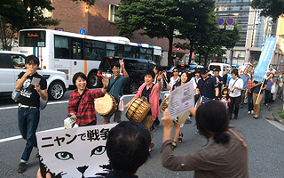 安保法案反対のデモでは、参加できない人が沿道から、若者に声援をおくる＝９月13日、福岡市