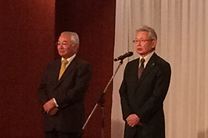 （左から）渡邉社長と岩見会長