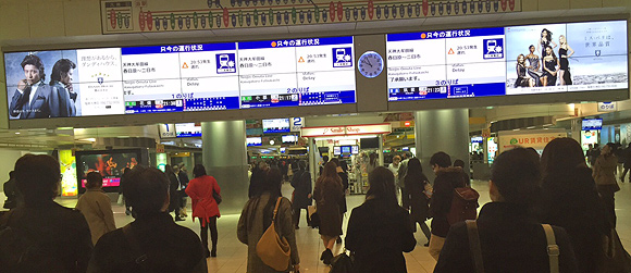 福岡（天神）駅で運行再開を待つ人たち