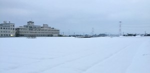 26日朝、福岡県小郡市。雪がほとんど溶けていない