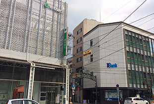 親和銀行浜町支店（左）と十八銀行思案橋支店（右）