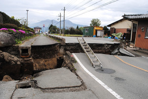 裂けた道路