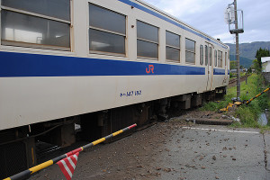 脱線した回送列車