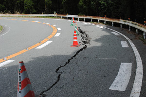 道路のひび割れが多くなってきた