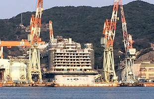 クルーズ船を建造する三菱重工・長崎造船所