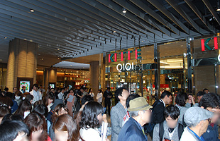 開店前から大勢の買い物客が並ぶ