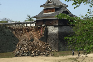 地震発生後の戌亥櫓の石垣
