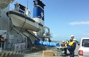 熊本新港で応急給水を行う海上保安庁（17日）