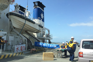 熊本新港で応急給水を行う海上保安庁（17日撮影）