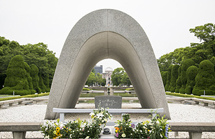 広島の原爆死没者慰霊碑