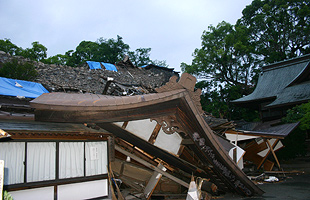 熊本城の崩壊した櫓（やぐら）と石垣に押しつぶされた熊本大神宮