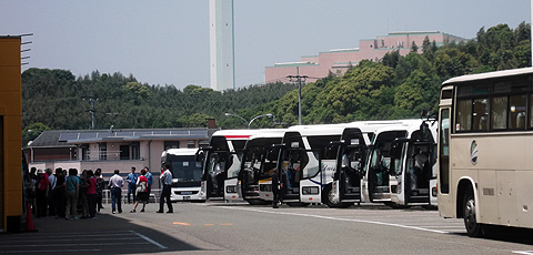 駐車場を埋める観光バス