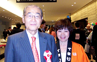 吉岡靖雄社長（左）と松本一絵社長室長