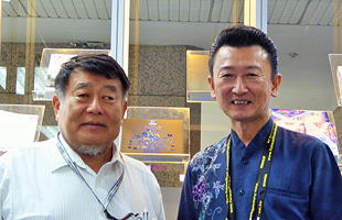 清水名桜大名誉教授（左）と盛田課長