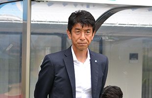 試合開始直前の井原正巳監督