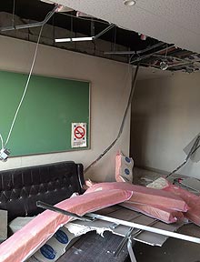 ２階の天井が崩落した益城町公民館