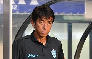 ゲーム開始直前の井原正巳監督