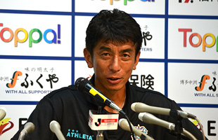 試合後会見する井原正巳監督