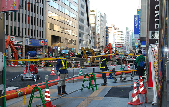 博多駅側の立ち入り禁止区域が縮小されており、道を挟んだ位置から復旧作業の様子を確認することができた