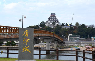 故・金子道雄氏の市長時代に建設された「唐津城天守閣」は、今でも唐津市のシンボルとなっている