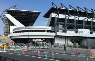 工事が進む北九州スタジアム（11月４日撮影）