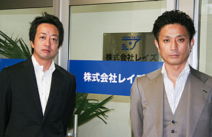 藤川稔常務（左）と小原雅幸社長（右）