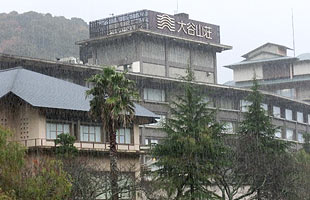 霰混じりの雨にけむる大谷山荘