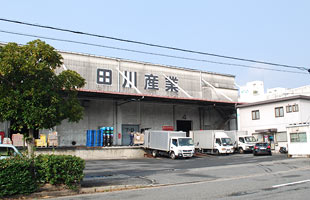 本社機能を置く箱崎埠頭の倉庫