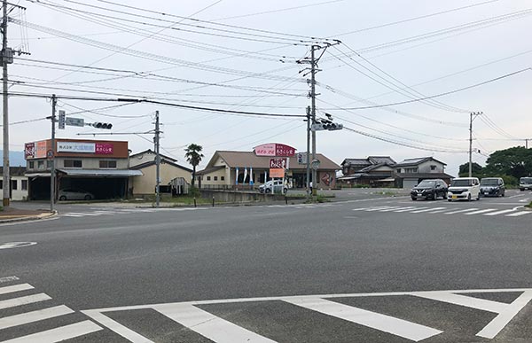 朝倉市山田地区の国道386号線から三連水車方面へと曲がる地点にある山田交差点